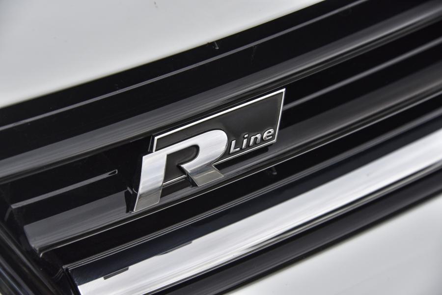 Логотип Volkswagen Polo R-Line 5-Door 2017 года  (ZA) (фото 9 из 15)